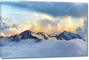 Альпийские вершины в облаках