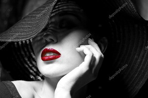 Загадочная женщина в черной шляпе. красные губы