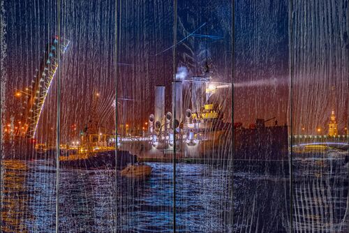 Крейсер «Аврора» идет по Неве ночью в Санкт-Петербурге