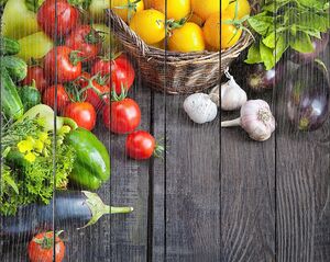 Разнообразные овощи на деревянном столе