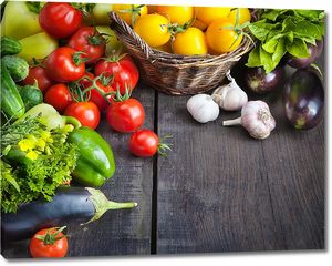 Разнообразные овощи на деревянном столе