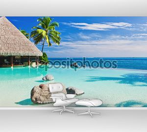 Пейзажный бассейн с пальмами, с видом на океан