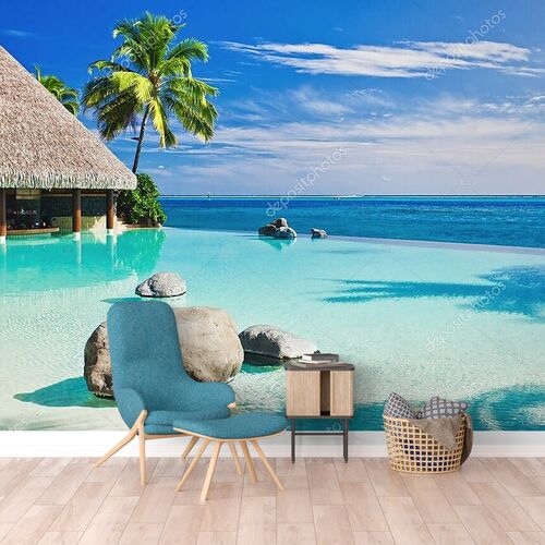 Пейзажный бассейн с пальмами, с видом на океан