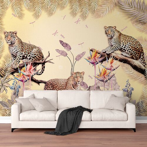 Три леопарда на фоне растений