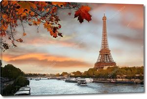 Эйфелева башня с лодки в Париже, Франция
