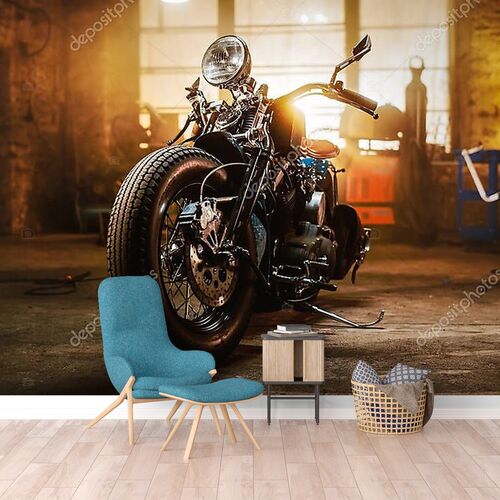 Кастом-мотоцикл Bobber Standing в оригинальном креативном стиле. Мотоцикл в винтажном стиле под теплым фонариком в гараже .