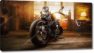 Кастом-мотоцикл Bobber Standing в оригинальном креативном стиле. Мотоцикл в винтажном стиле под теплым фонариком в гараже .