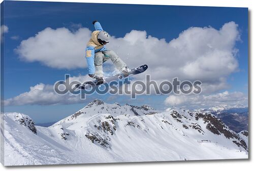Летающий сноубордист на горах