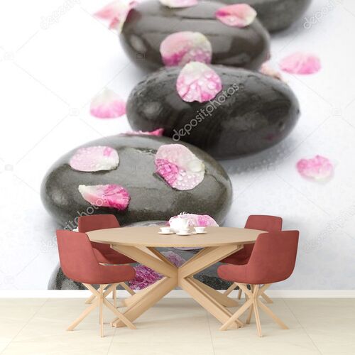 Спа камни с лепестками роз на белом фоне.