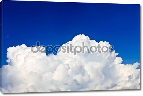 Синее небо с  кучевыми облаками