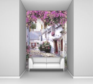 Улица с белыми домами и яркими цветами