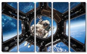 Космонавт в иллюминаторе