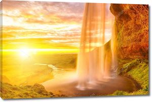 Исландский водопад на заходе солнца