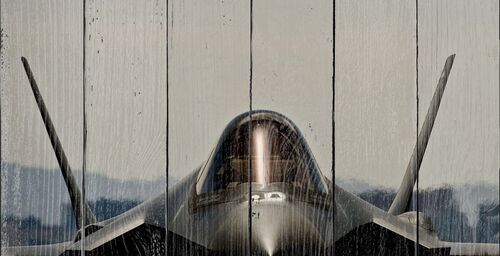 Самолет F-35A прибывает в эскадрилью