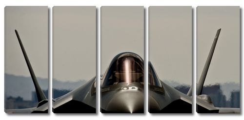 Самолет F-35A прибывает в эскадрилью Самолет F-35A прибывает в эскадрилью