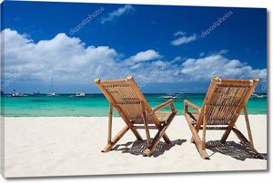 Две пляжных стула на пляже