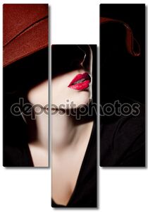 Красивая женщина в шляпе и красные губы