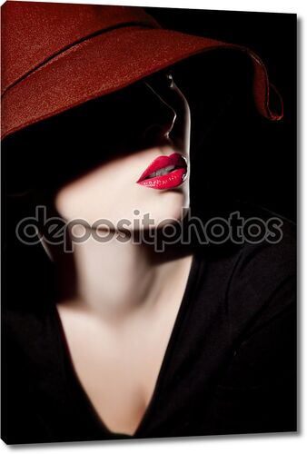 Красивая женщина в шляпе и красными губами