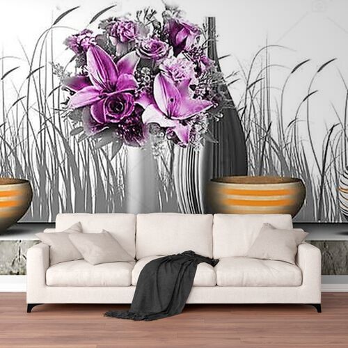 Светлый фон, вазы с фиолетовым цветами на пьедестале