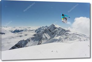 Снежные горы и сноубордист
