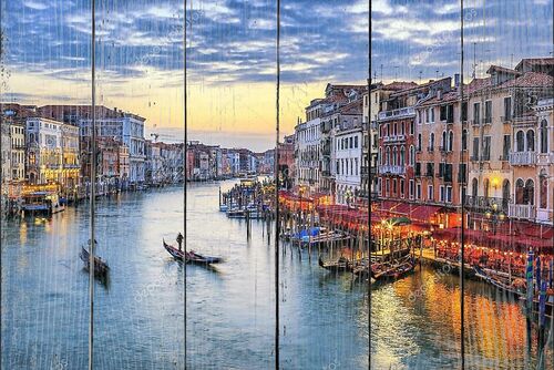Гондолы на закате в Венеции