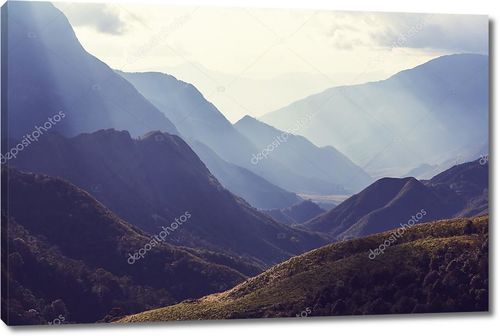 Вид на горы с солнечными лучами
