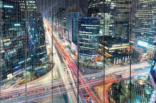 Ночной трафик скорости через перекресток в Сеуле