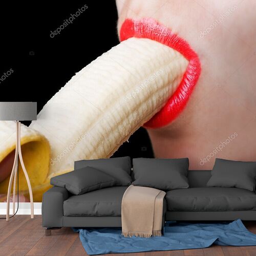 Женщины, едящая  банан