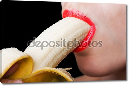 Женщина с бананом во рту