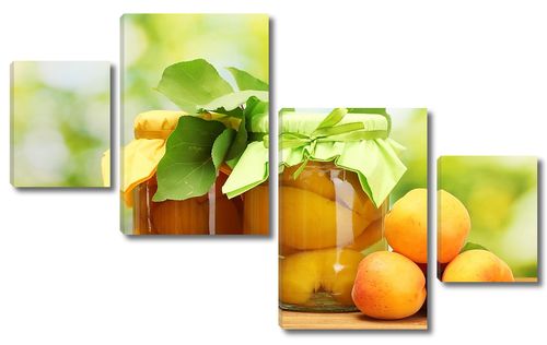 Спелые персики рядом с консервированными фруктами