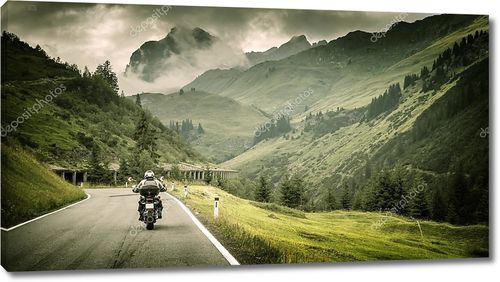 Мотоциклист на горном шоссе