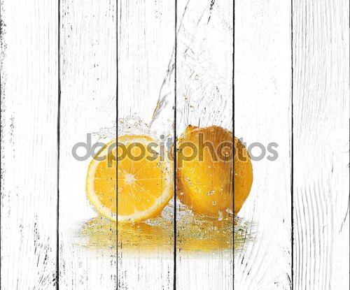 Лимон в струе воды