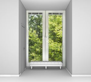 Закрытые белые окна с видом на зеленый сад