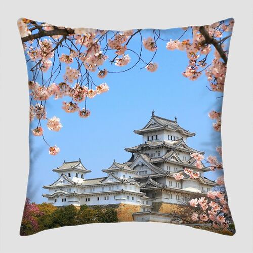 Японский замок в цветах сакуры