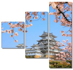 Японский замок в цветах сакуры