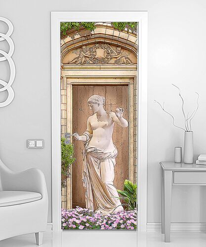 Греческая статуя в нише с цветами