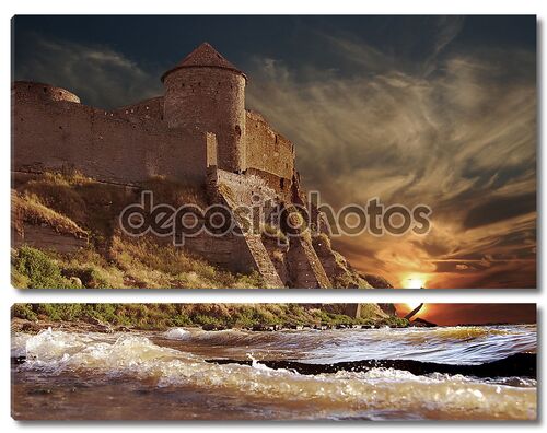 Замок в скалах на берегу