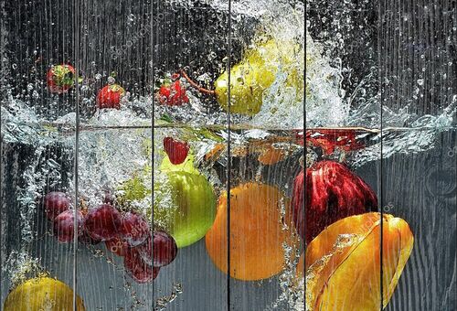 Свежие фрукты в воде