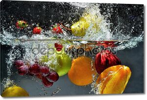 Свежие фрукты, плещущаяся в воду