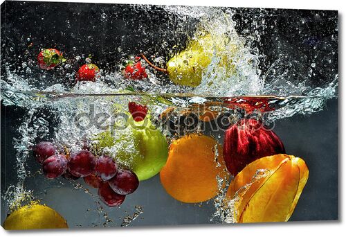 Свежие фрукты в воде