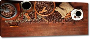 кофе в зернах, металлических турок и Мельница кофе на деревянный фон с копией пространства
