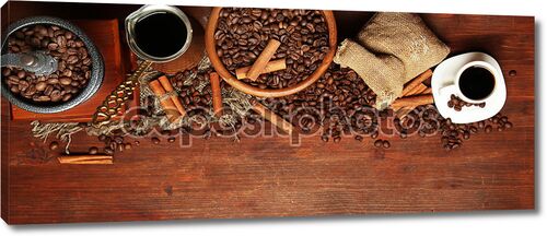 кофе в зернах, металлических турок и Мельница кофе на деревянный фон с копией пространства