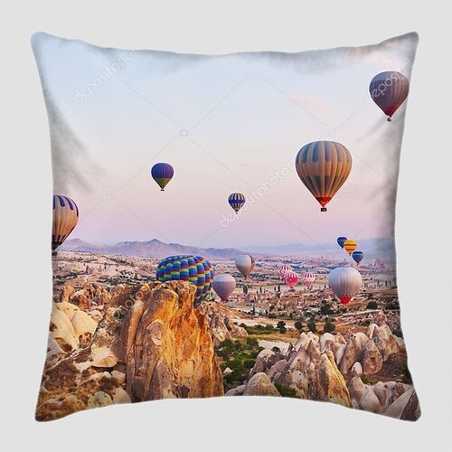 Воздушные шары пролетают над Каппадокией