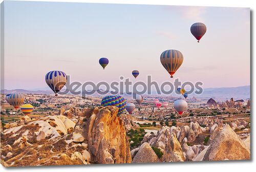 Воздушные шары пролетают над Каппадокией
