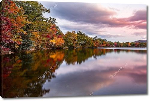 Осенняя листва отражается в озере