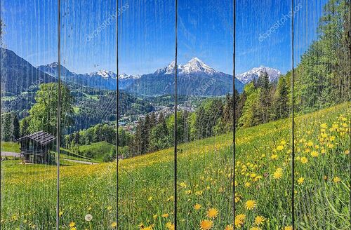 Весенний пейзаж в Альпах с традиционными горными домиками