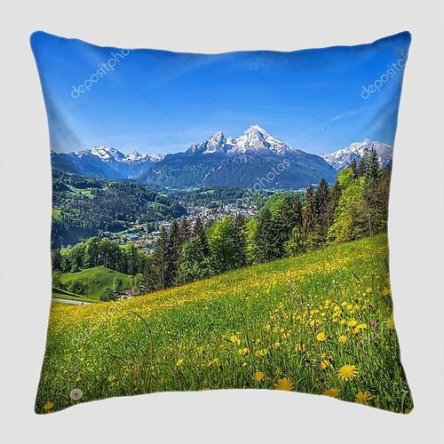 Весенний пейзаж в Альпах с традиционными горными домиками
