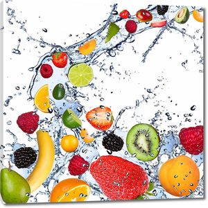 Разнообразные ягоды и фрукты в воде