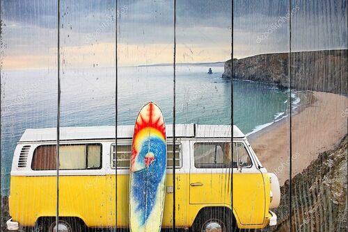 Желтый фургон с доской для серфинга на пляже