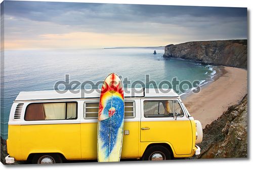 Желтый фургон с доской для серфинга на пляже